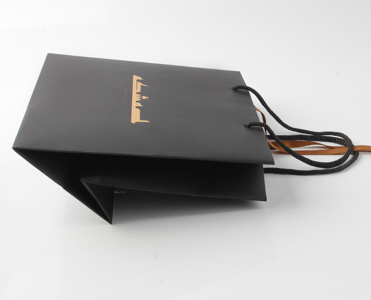 當印品出現(xiàn)了劃痕皮具紙袋工廠是怎么一一排查出原因的？