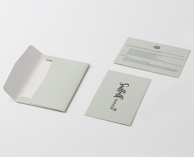 褲子的吊牌定做如果選擇合版印刷，記得考慮1個(gè)因素