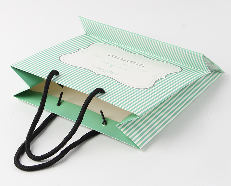 化妝品的包裝袋在訂做時(shí)必須區(qū)分清紅、白2種燥油