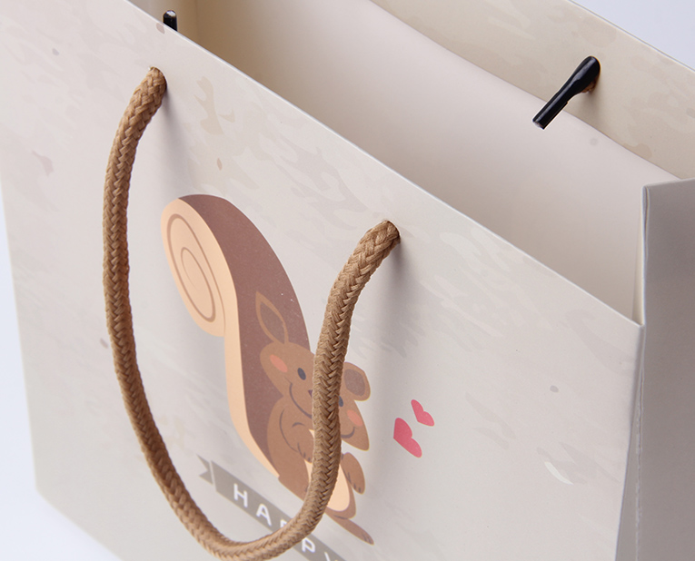 服裝紙袋在面對(duì)年底的訂做潮面前得理性、專業(yè)處理