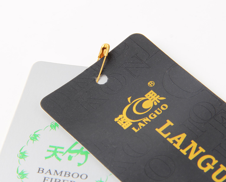 在選擇服裝紙牌定做工藝時(shí)，客人并不是最大的