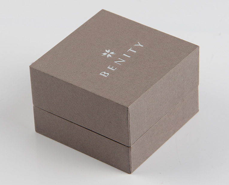 珠寶精裝盒廠寄過(guò)來(lái)的樣品，你得聽我的這樣檢查才行！