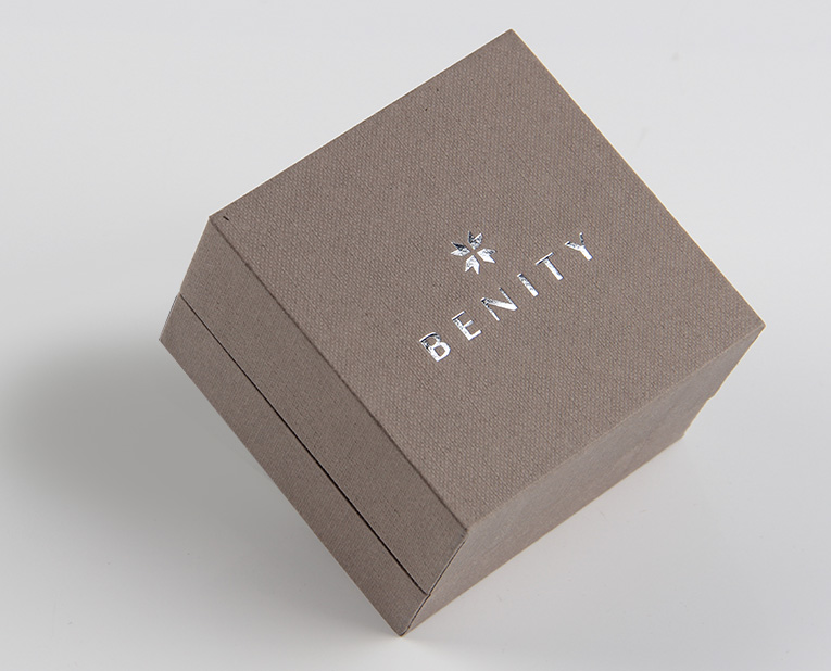 珠寶精裝盒廠寄過(guò)來(lái)的樣品，你得聽我的這樣檢查才行！