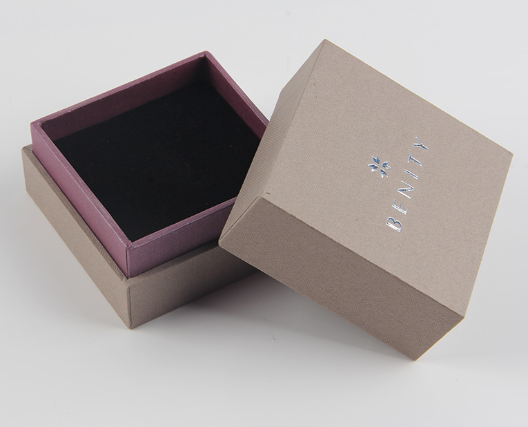 珠寶精裝盒廠寄過(guò)來(lái)的樣品，你得聽我的這樣檢查才行！