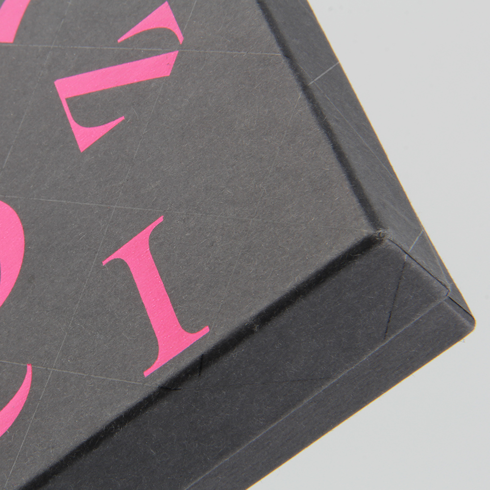 如果內(nèi)衣精裝盒廠是細心分析你的特種紙，是不會出現(xiàn)粘壞的