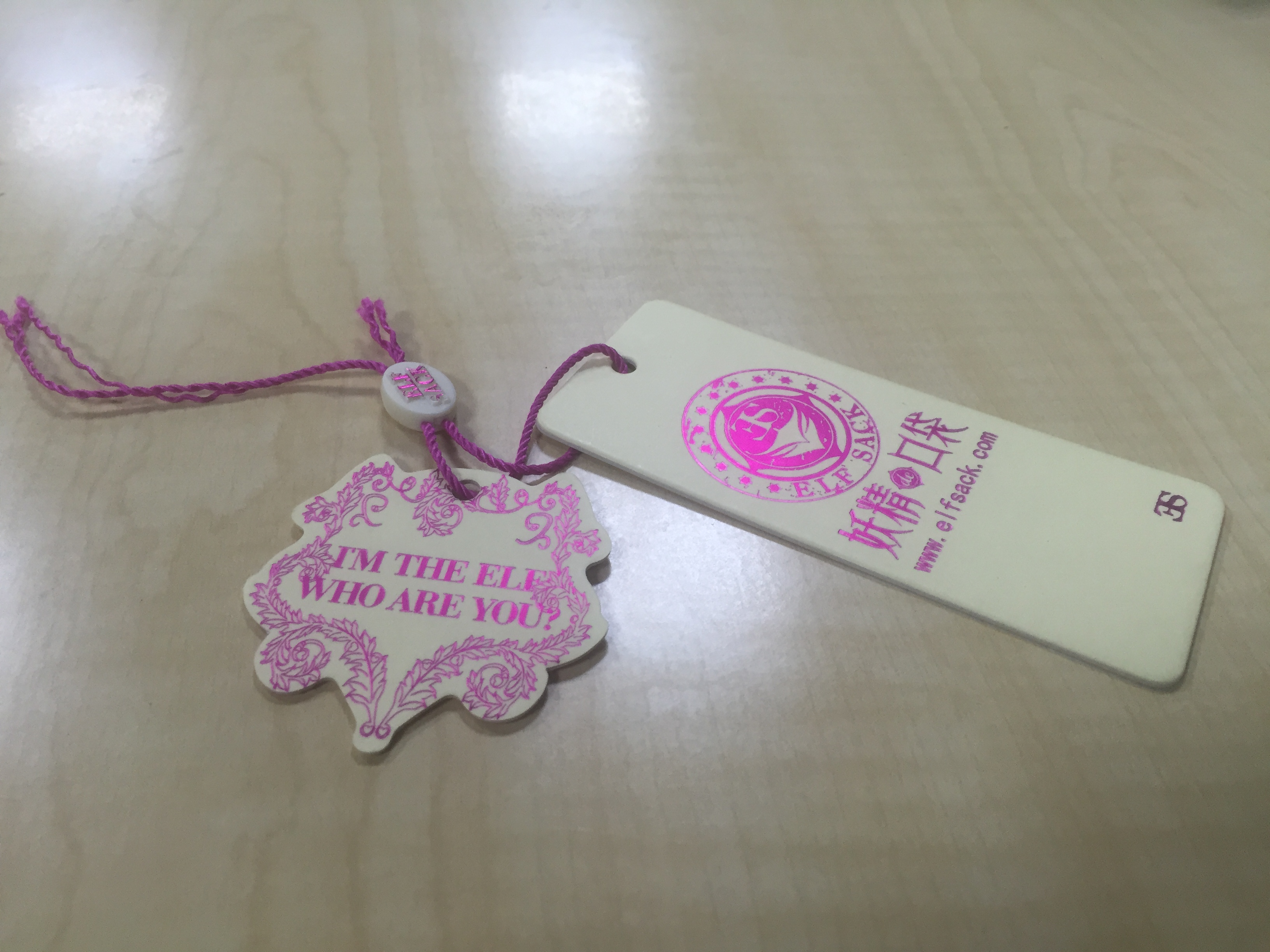 總說服裝吊牌的設(shè)計要注意燙印尺寸，解析到底是多大尺寸